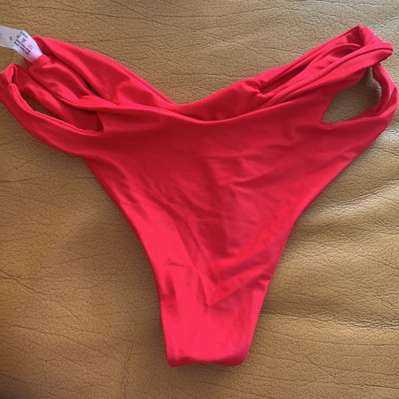 Bikinis - Picture 16 of 16